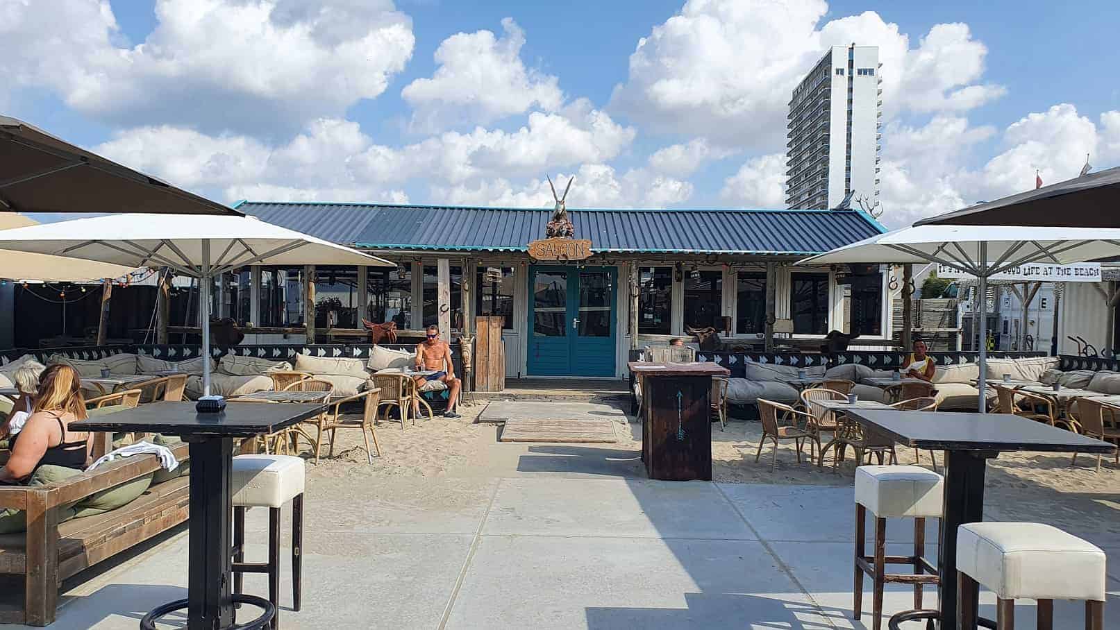 Strandpaviljoen aan de boulevard Zandvoort