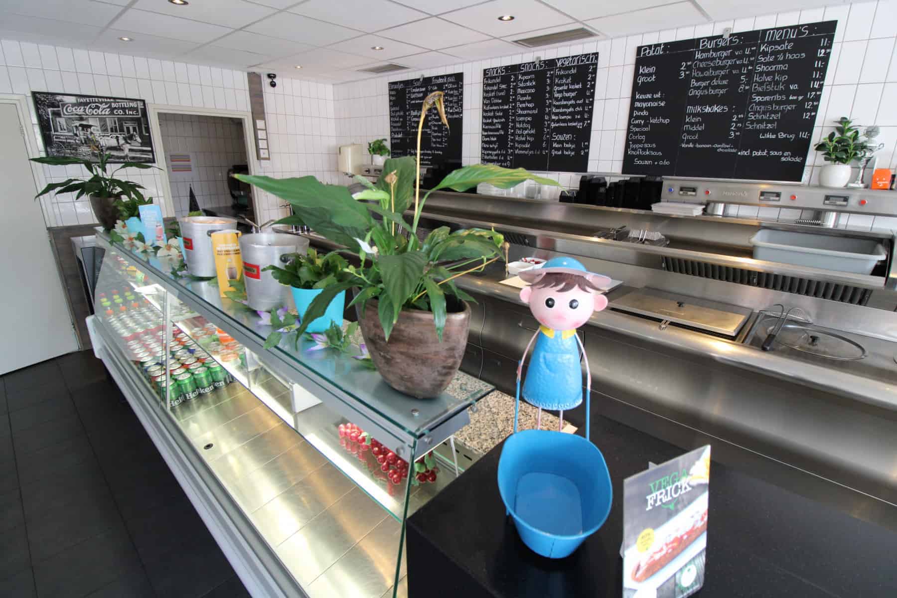 Eetcafé-snackbar met terras met woning in Breezand