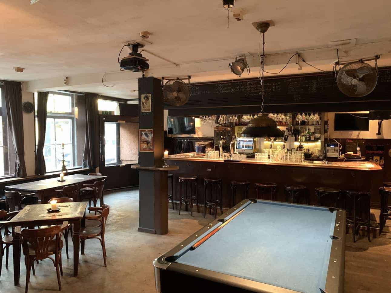 Café op Kerkstraat in Bergen