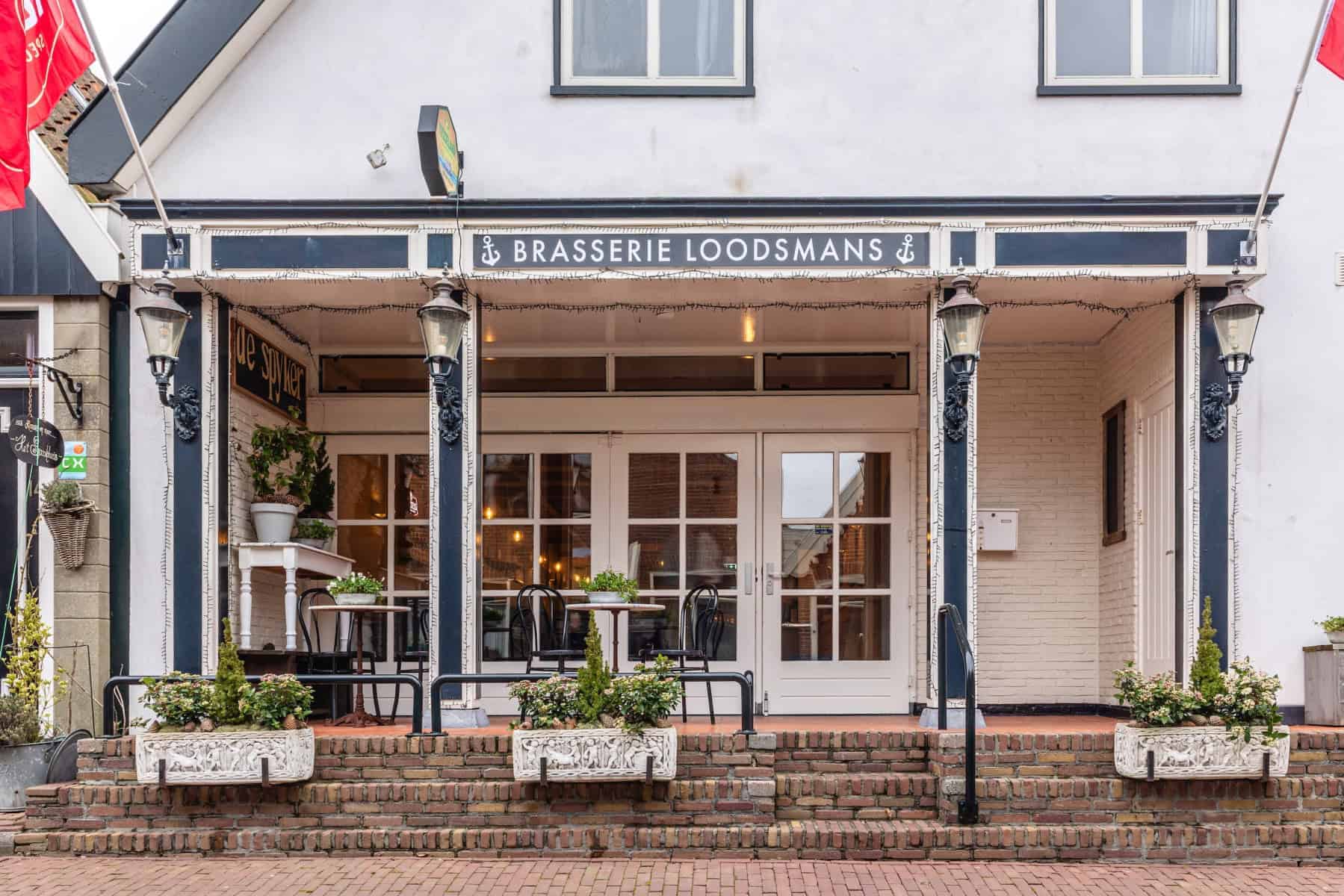 Hotel met appartement, restaurant en woning op Texel