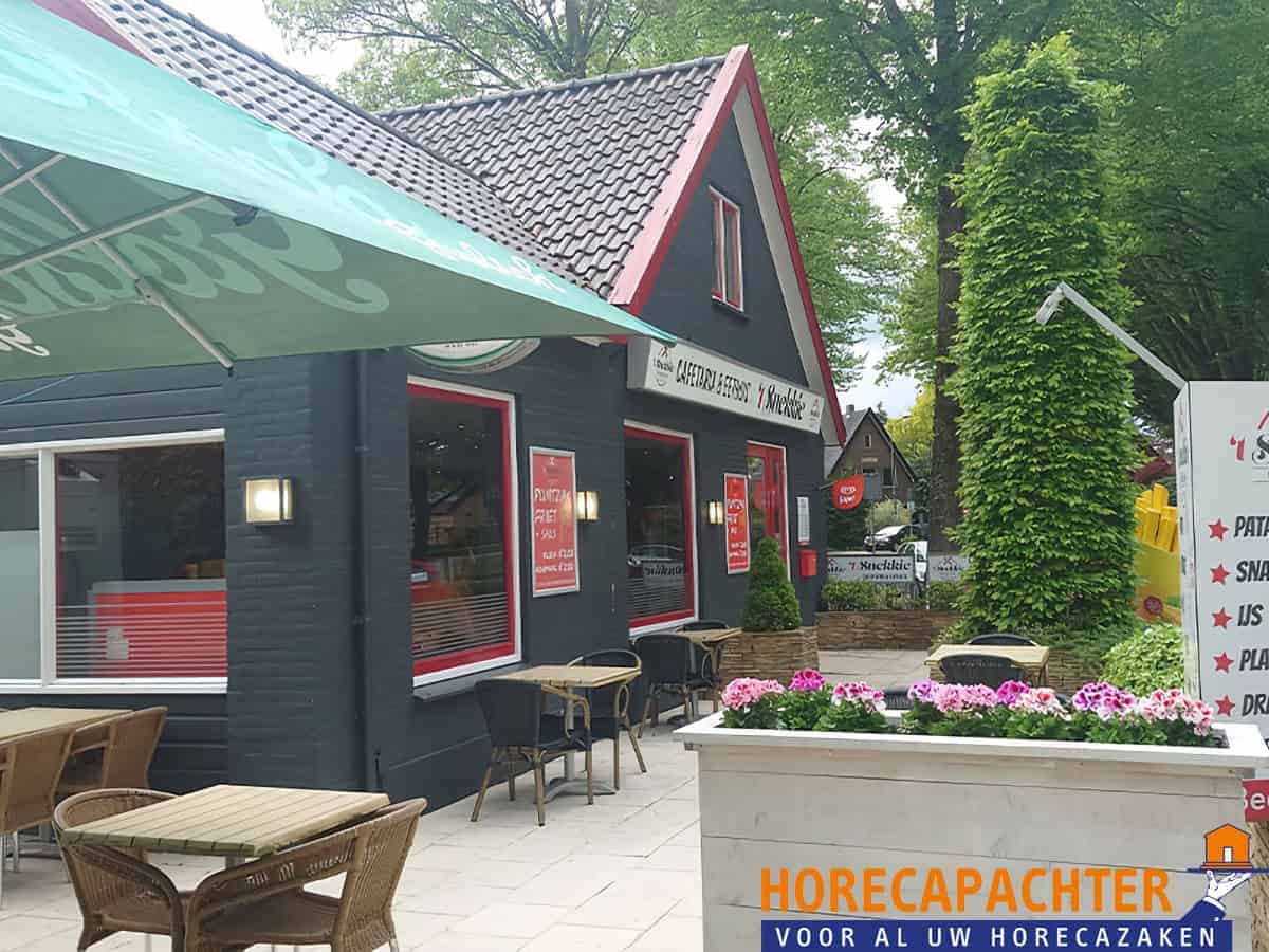 Prachtig gelegen pand met uitzicht over het park aan de doorgaande ringweg van Epe met mooi en ruim terras.