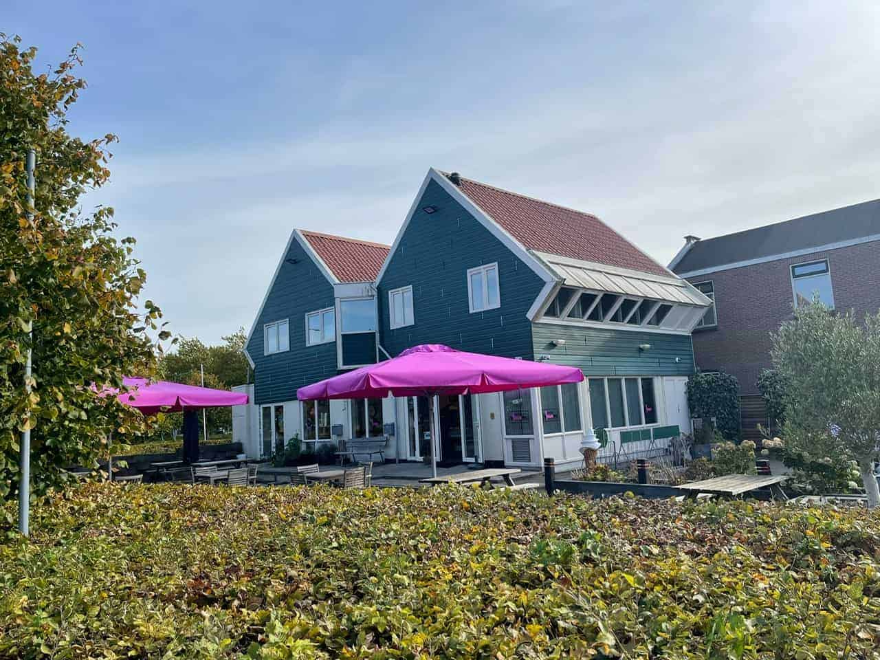Snackbar-Lunchroom met B&B in de Wormer