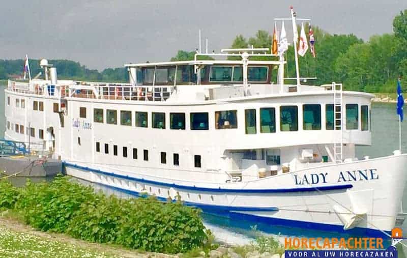 Hotelboot (52 kamers) met groot restaurant