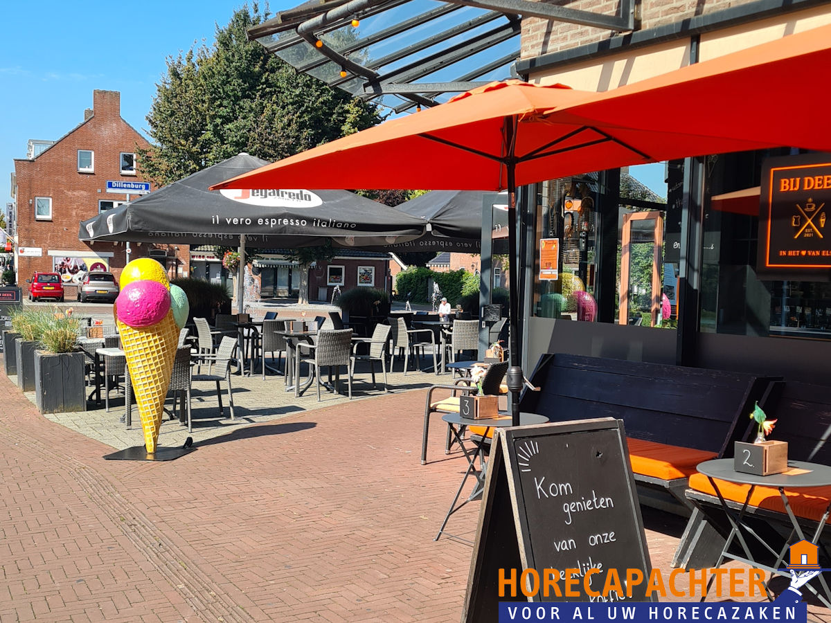 Mooi gezellig ingerichte ijssalon, lunchroom met een gezellig terras aan de voorzijde