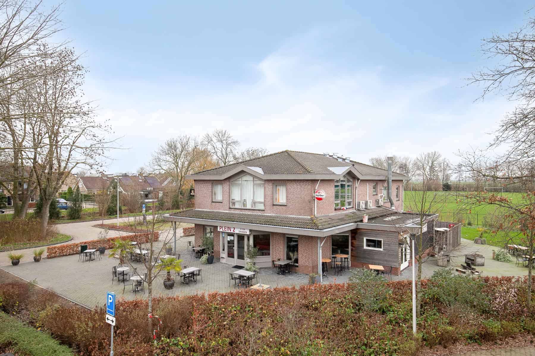 Giessenburg | Eetcafe met cafetaria en groot terras plus appartementen