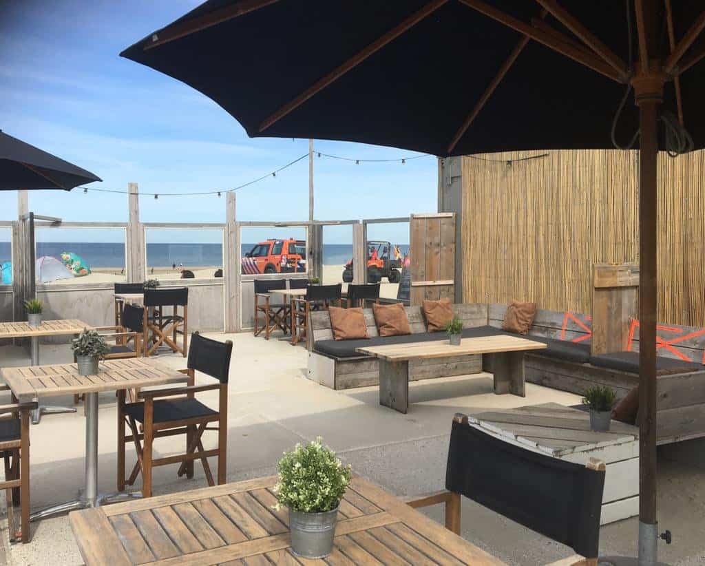 Strandpaviljoen aan het strand van Wijk aan Zee