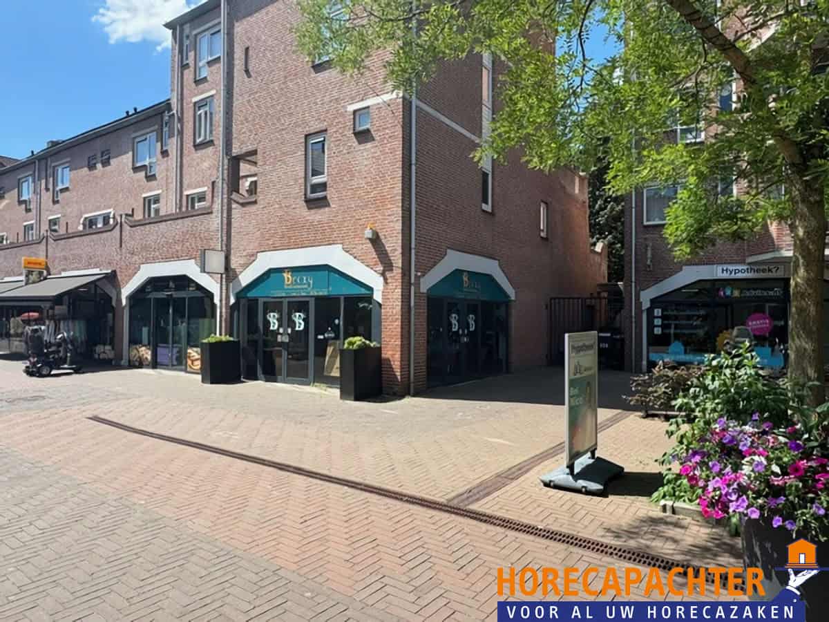Mooie locatie met afhaalmogelijkheid op het gezellige winkelcentrum de Eglantier met fraai terras
