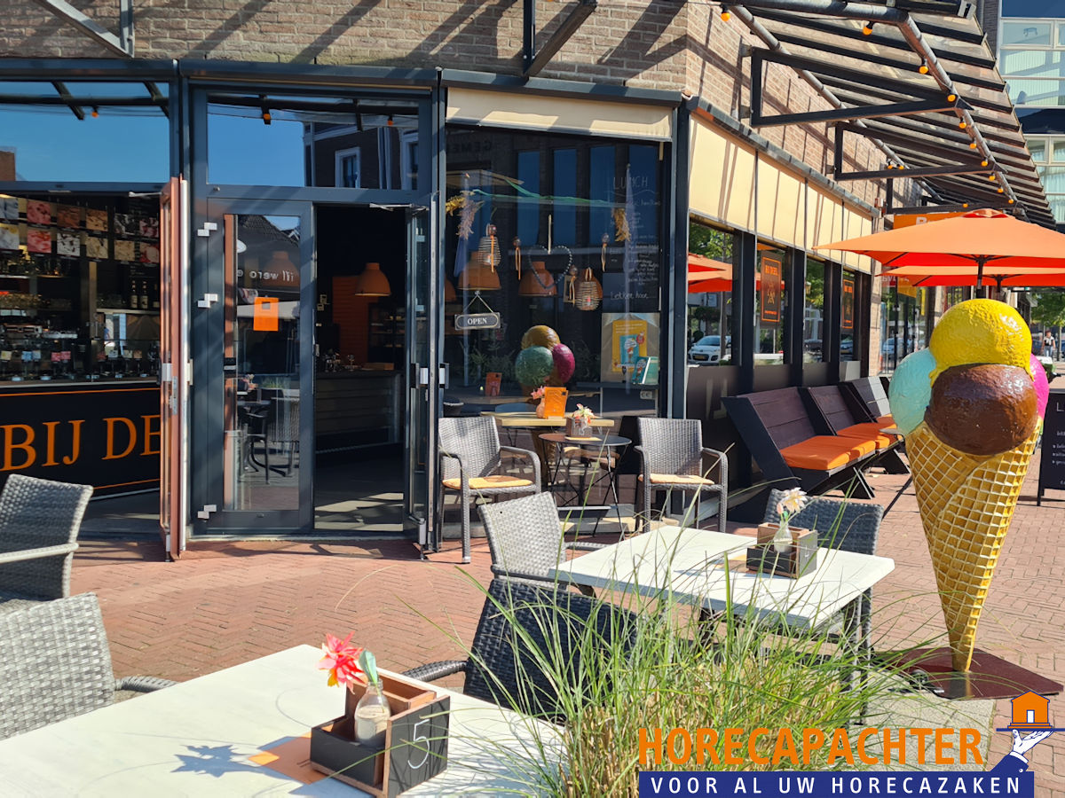 Mooi gezellig ingerichte ijssalon, lunchroom met een gezellig terras aan de voorzijde