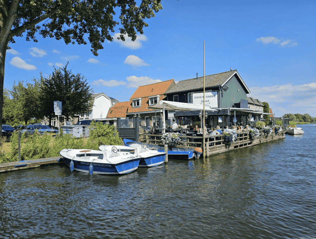 Unieke locatie met terras en aanlegsteiger