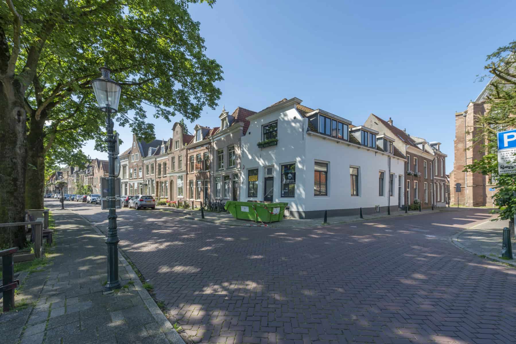 Horecapand met ruim terras in Weesp