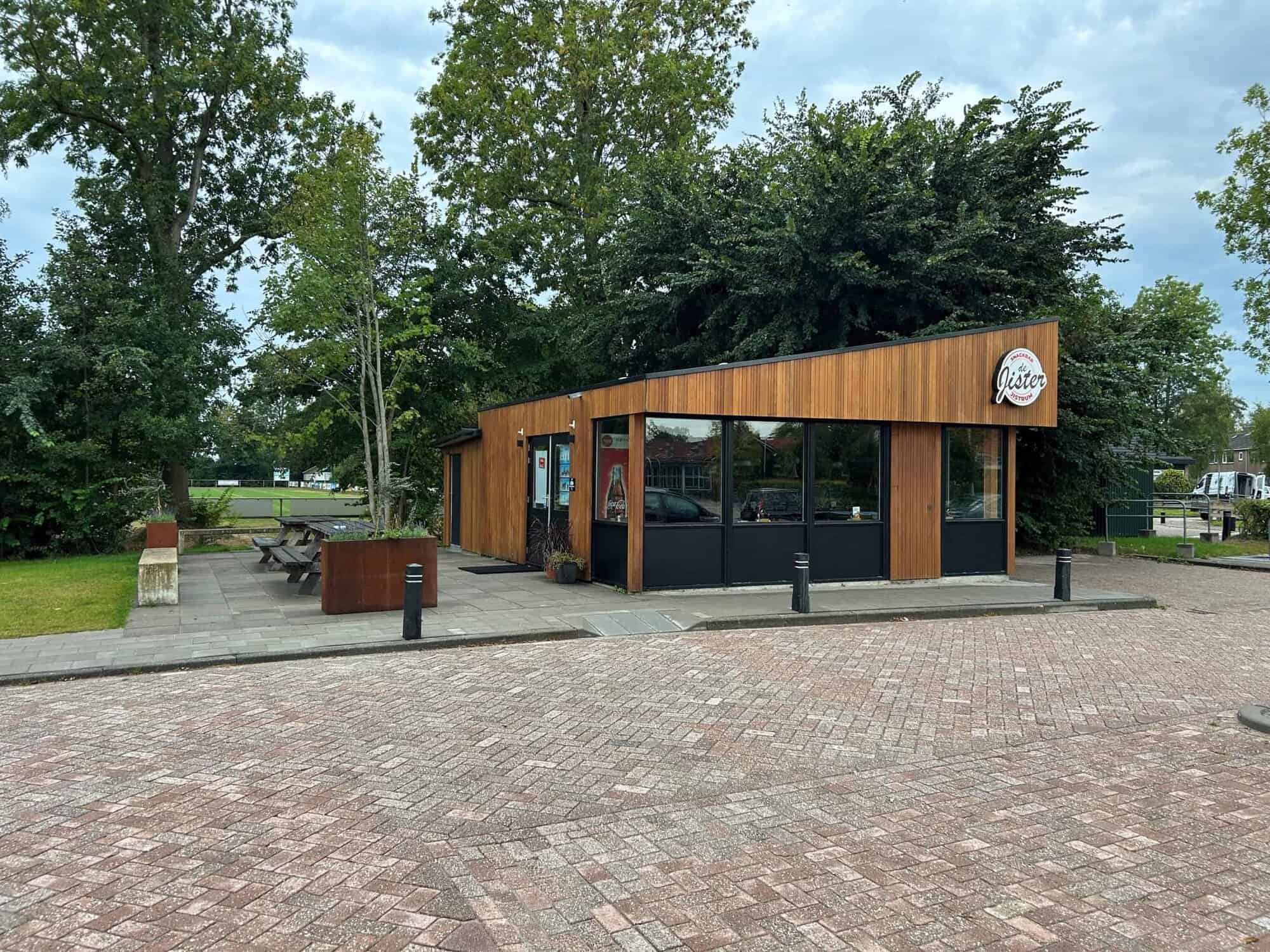 Cafetaria te koop in Jistrum – Instapklaar met terras naast sportpark