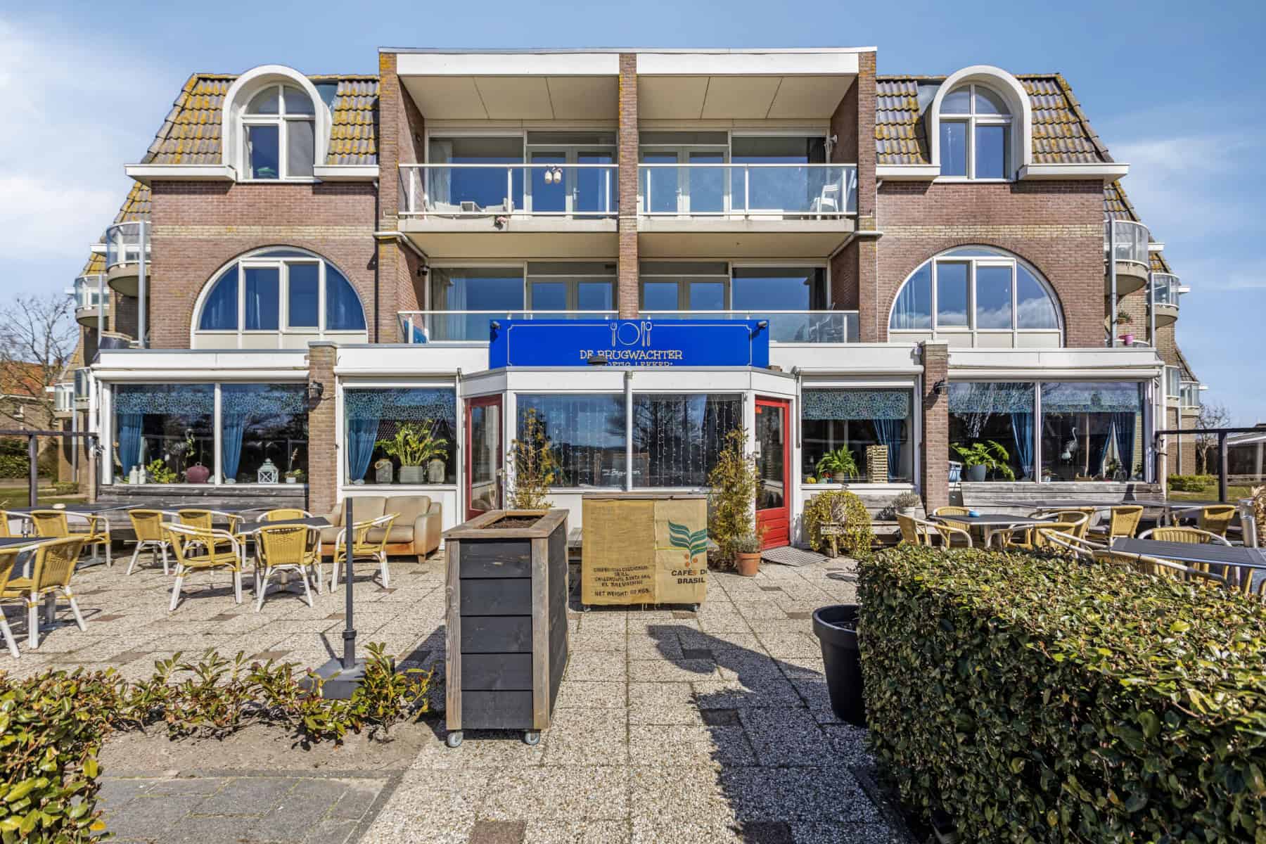 Restaurant met zonnig terras