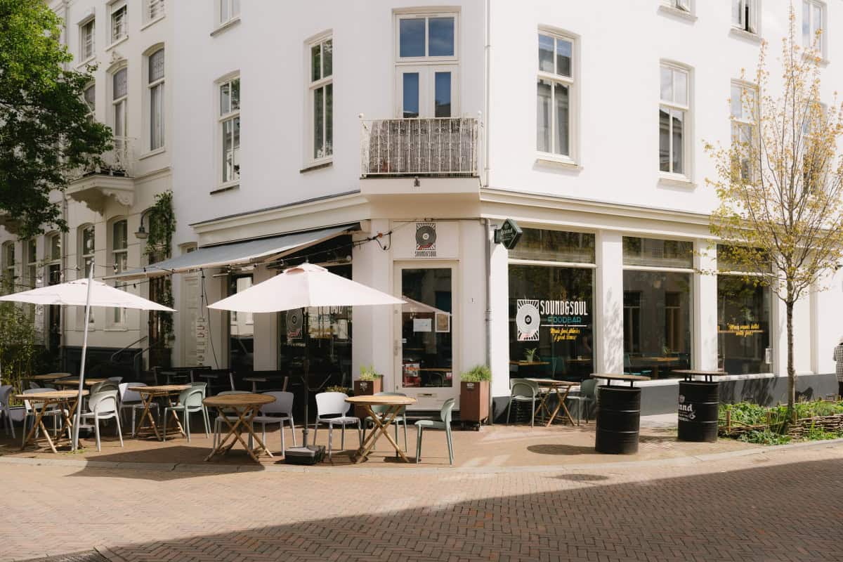 Borrelcafé en restaurant in het zeer populaire Spijkerkwartier op een uitstekende zichtlocatie