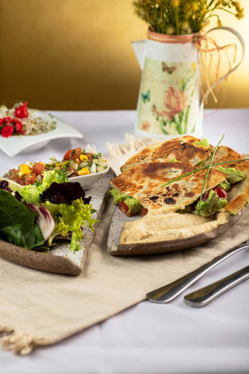 Lunchroom met bedrijfswoning in middelgrote stad in Noord-Holland