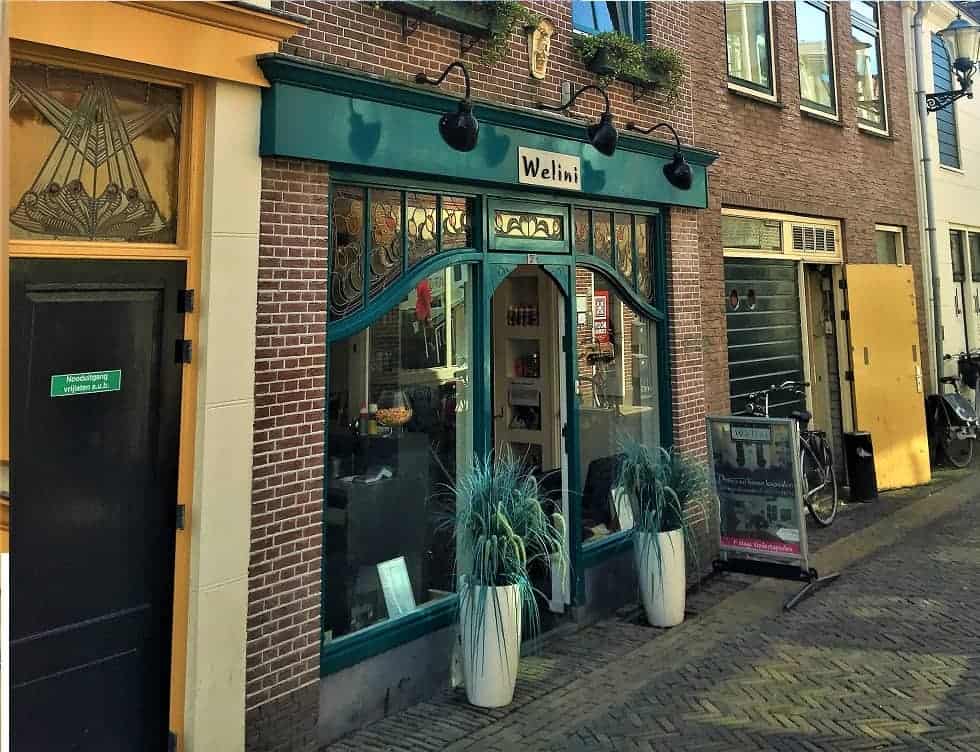 Winkel met inpandige bovenwoning in Alkmaar