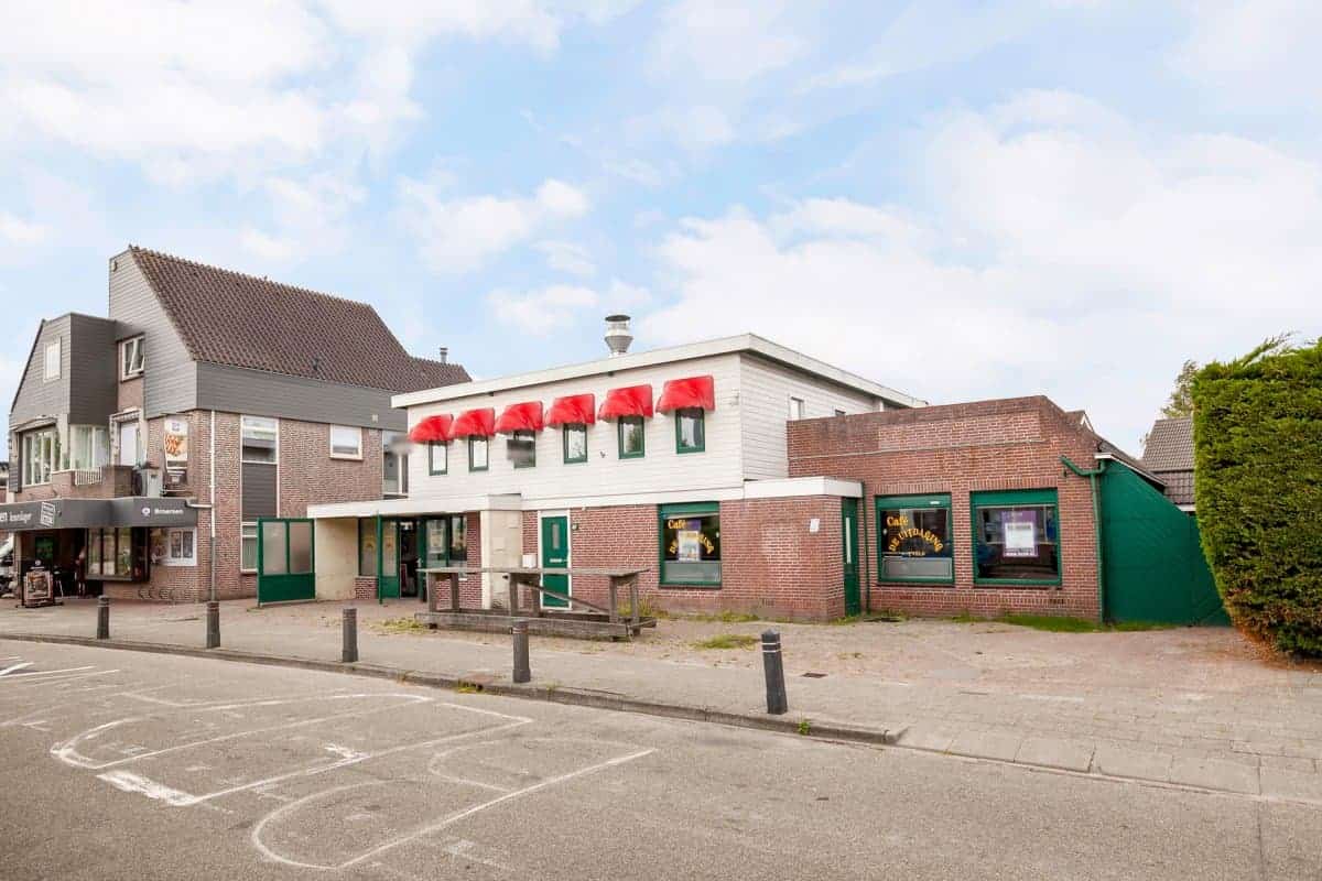 Café-zaal met snackbar en woning in ’t Veld