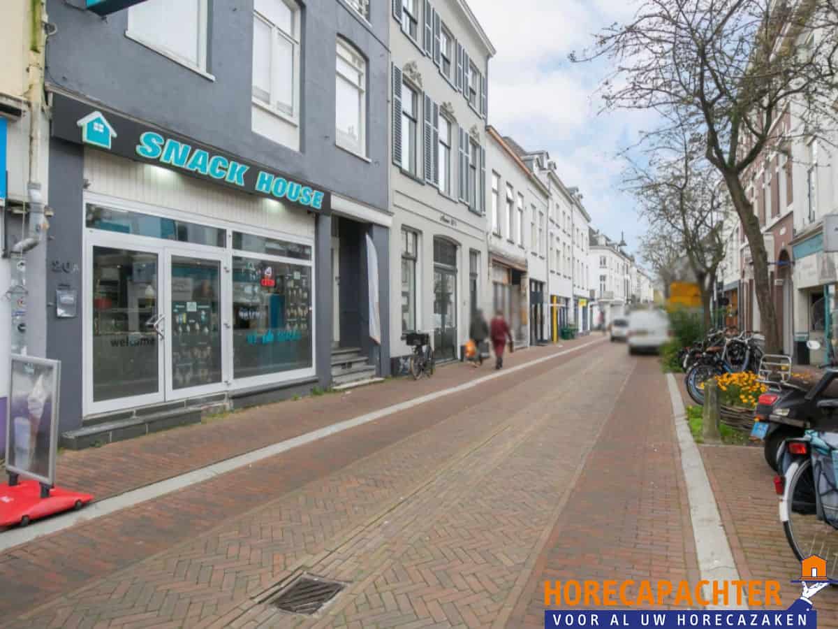 Cafetaria met terras aan achterzijde in prachtige wijk Spijkerkwartier.