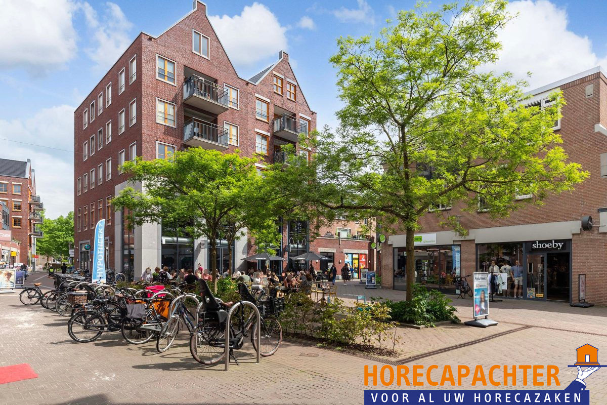 Horecalocatie met mogelijkheden voor mooi terras op het gezellige winkelcentrum de Eglantier