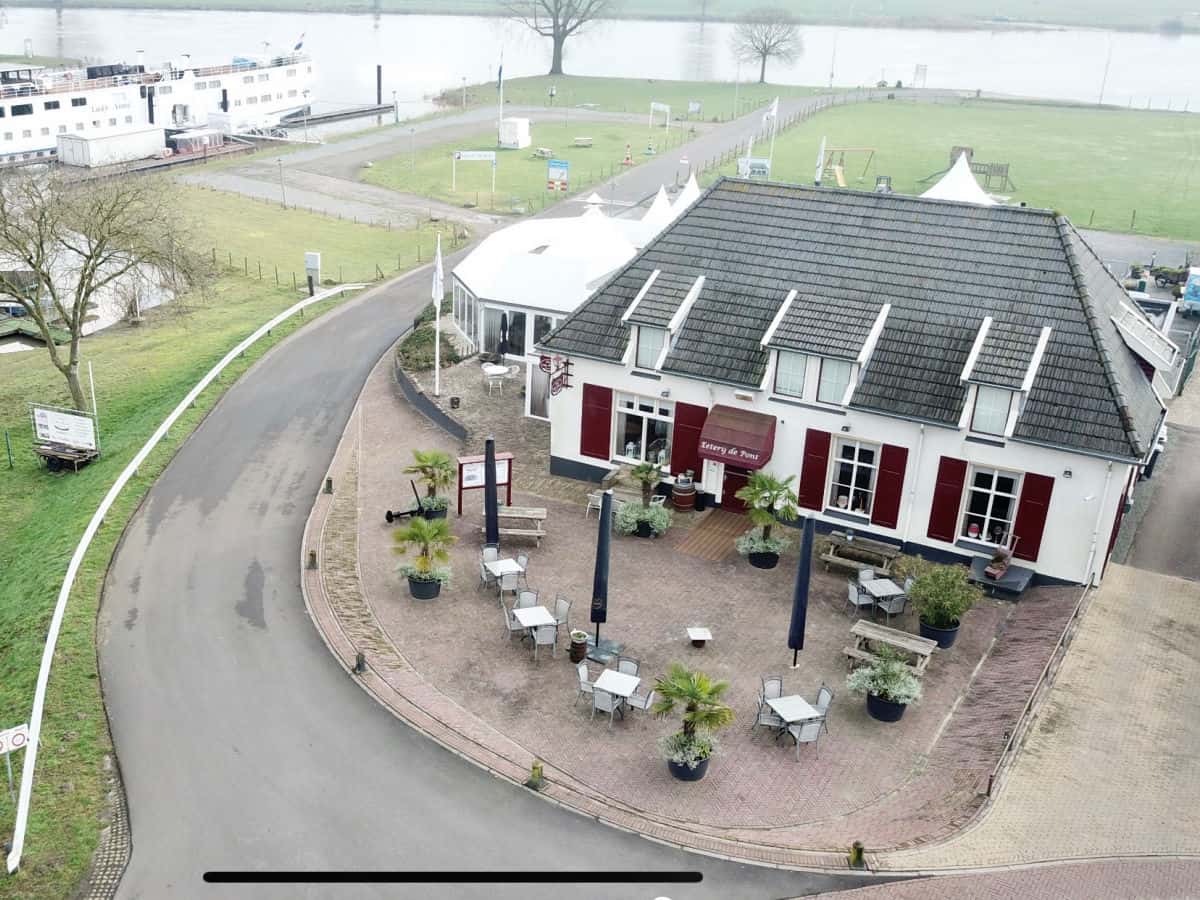 Veelzijdig horecabedrijf te koop op prachtige plek aan de Maas