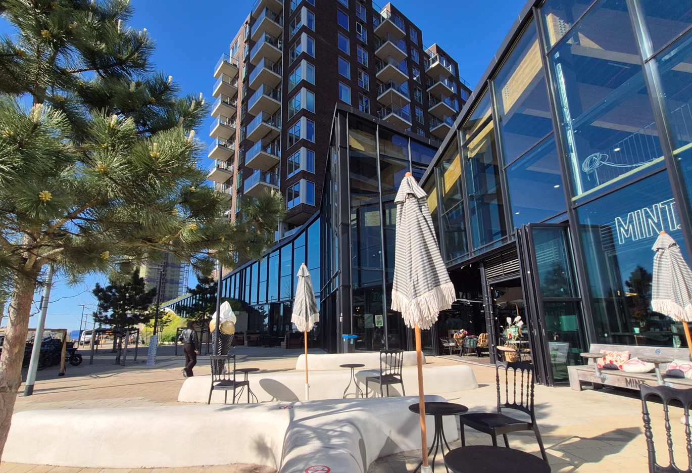 Prachtige ijssalon en barista café in Almere Duin