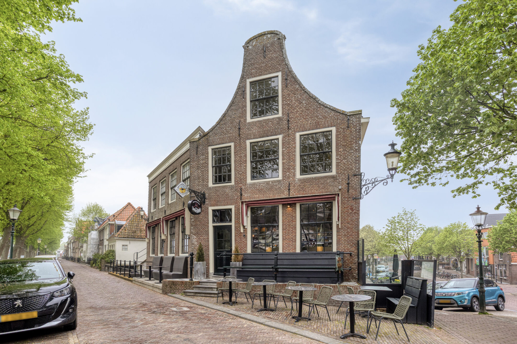 Eetcafé met ruim terras aan de haven