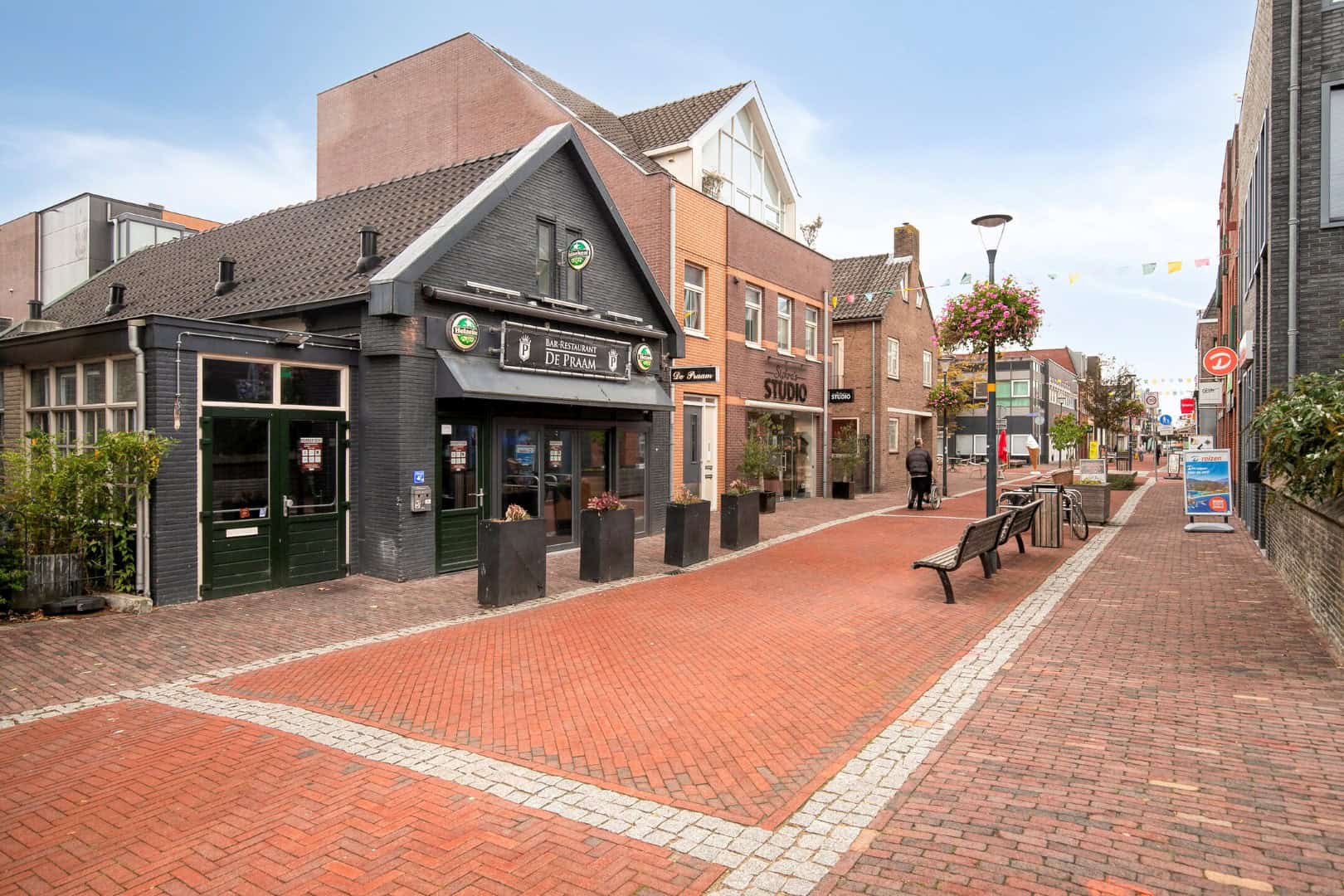 Sfeervolle bar en restaurant met ruim terras