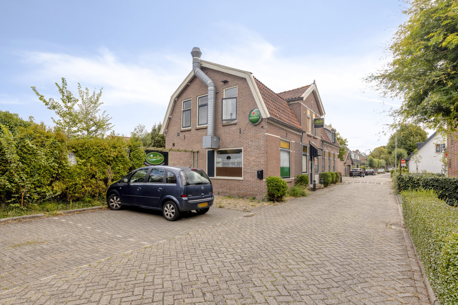 Ruim horecapand met binnentuin en twee appartementen