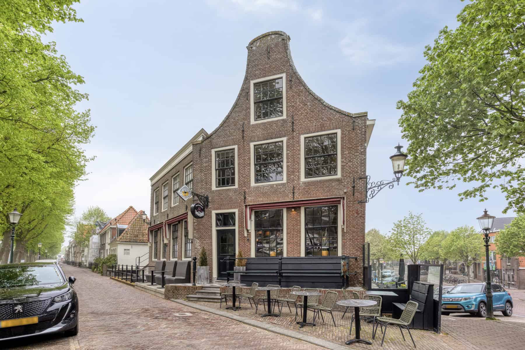 Eetcafé met ruim terras aan de haven