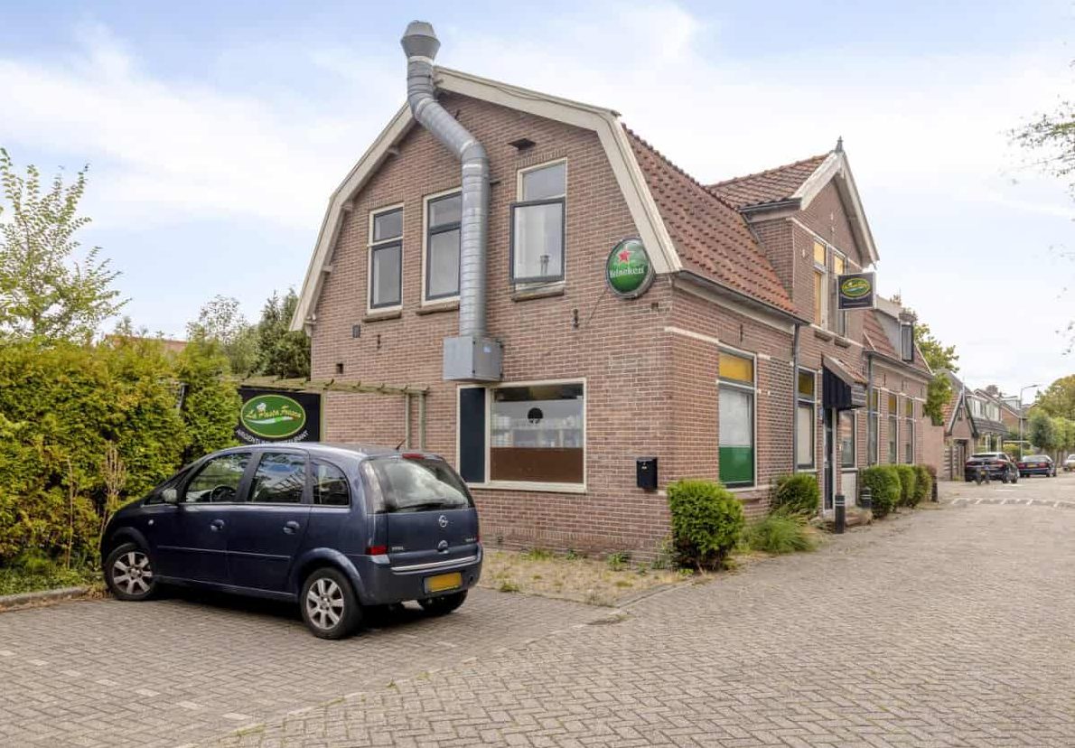 Ruim horecapand met binnentuin en twee appartementen